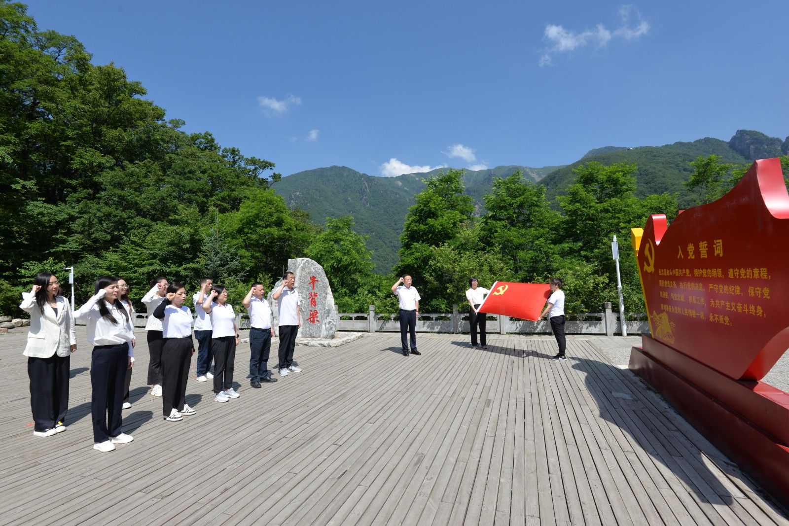 陜西省應急管理與安全生產(chǎn)協(xié)會(huì )黨支部組織開(kāi)展“重走總書(shū)記考察路線(xiàn) 重溫總書(shū)記指示精神”主題黨日活動(dòng)