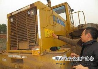 人大代表建議：工程機械要強制上牌和報廢